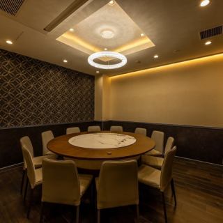 ラグジュアリーな内装が印象的な円卓個室は10名様まで着席できます。個室はしっとりと落ち着きのある雰囲気で、記念日のお食事や結納・顔合わせの席としてもご利用いただいております。壁・扉付きの完全個室で、お身内だけのプライベートなひとときをお過ごしください。