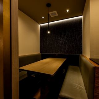 プライベートな空間でゆったりとお食事いただける扉付き完全個室をご用意しております。大切な方々に心からお寛ぎいただくためのおもてなしに溢れています。風情溢れる和モダンな店内で情緒溢れるくつろぎの一日を。記念日やお祝い、デート、ビジネスシーンなど大切な方との特別なシーンにも最適。