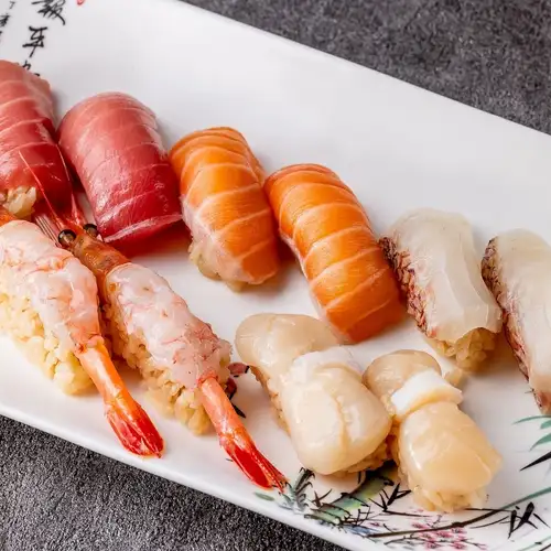 【おまかせ握り鮨ランチコース】ソフトドリンクバー付き♪旬の鮮魚を使った彩り豊かなコース全5品