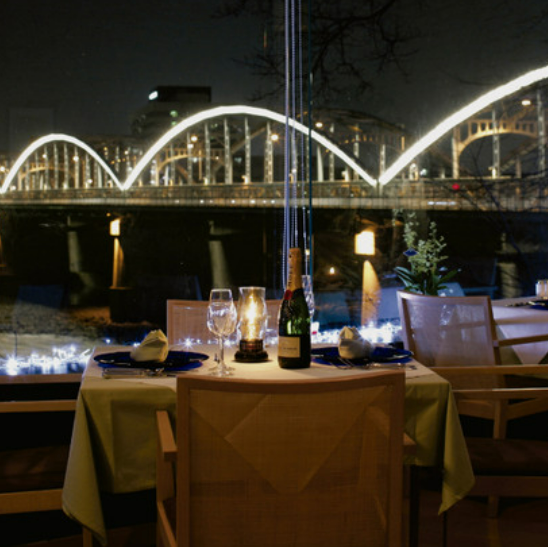 晚餐时间，从大窗户可以看到群马大桥的夜景♪约会、生日、纪念日等各种场合都可以使用。请在豪华商店交换您最喜欢的酒，度过一个优雅的夜晚。