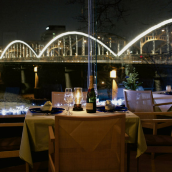 晚餐时，您可以一边欣赏利根川群马大桥的夜景，一边享用美食。喝一杯享受奢华的时光♪
