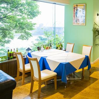 It's a table seat ♪ You can enjoy your meal in an open atmosphere!