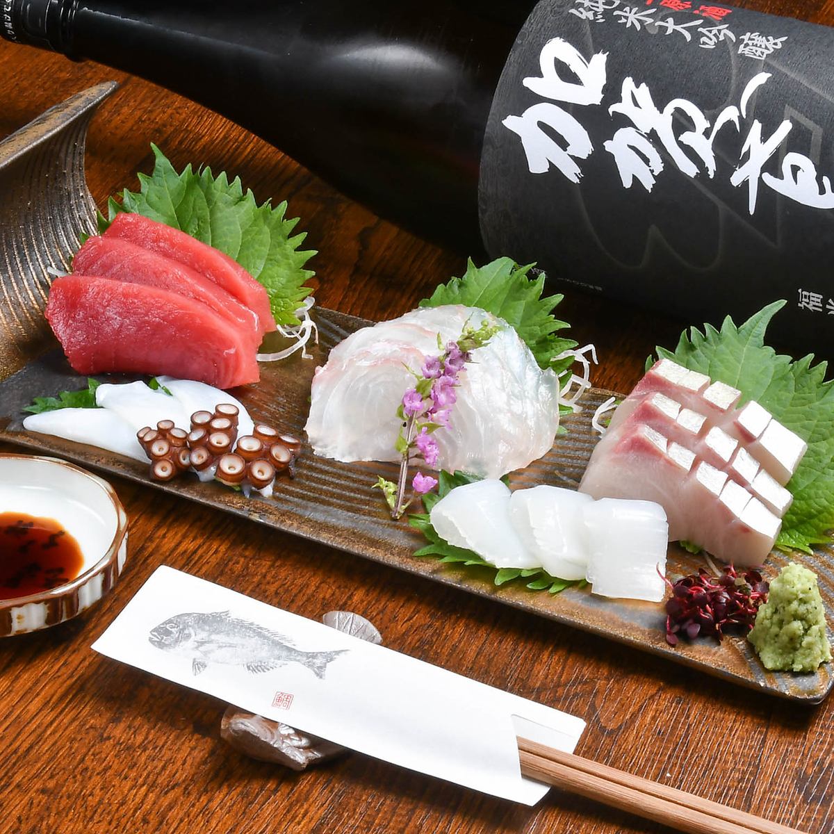 You can enjoy the seasonal ingredients that the owner himself procures from the market every morning and carefully selected sake to your heart's content.