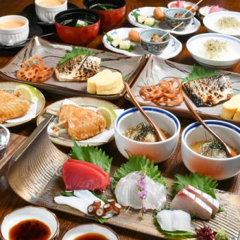【尽情享用我们精致创意的海鲜料理！】鱼类纯米套餐（共7道菜）每人5500日元（含税）