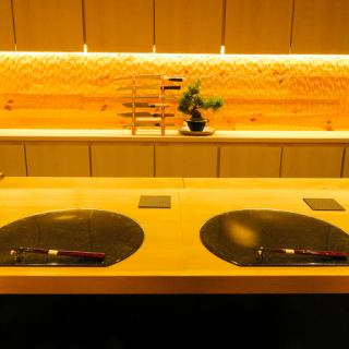 スタッフの掛け声が店内に響き、活気にあふれています。割烹料理店でありながら、  肩肘張らずカジュアルに利用できるのが魅力です。 