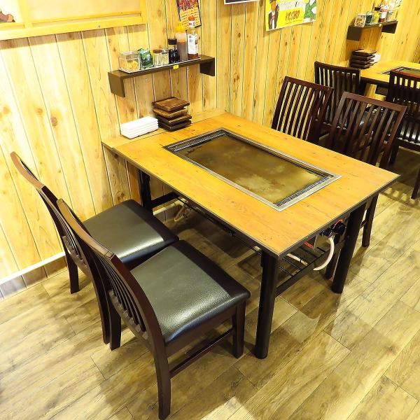 店内テーブル席は4名様×6卓ご用意！　落ち着いたテーブル席は人気◎　