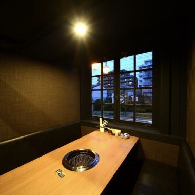 個室は4名様用からご用意しております。ご友人、ご家族、カップル、接待など、少人数でのお食事から大人数でのご宴会まで幅広く対応致します！