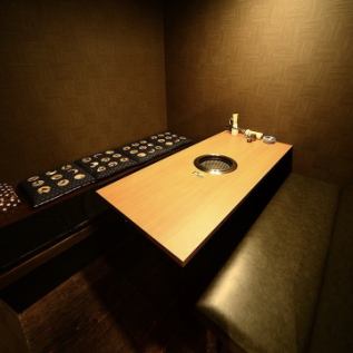 【半個室6名様×2部屋】隣り合わせに2部屋ご用意しております。他のテーブル席から離れており、通路側には壁があるのでプライベート感抜群。室内奥には広いスペースを設けていますので、小さなお子様を寝かしつけたり、大きなお荷物を置いたりと使い勝手も◎大変人気のお部屋ですのでご予約はお早めに。