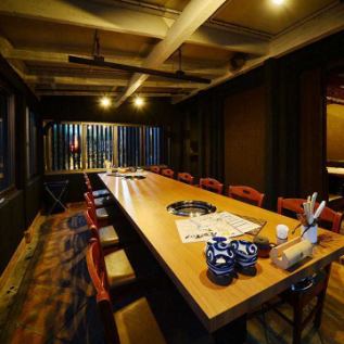 【店舗貸切（40名様～最大70名様）】40名様以上で店舗の貸切が可能。最大70名様までお使いいただけます。ウッド調のシックな和モダン空間にはBOXソファー席やテーブル席、じっくり話すのにぴったりの半個室と色々なタイプのお席がございます。謝恩会、同窓会、歓送迎会など大人数の宴会も焼肉 鉢屋におまかせ！