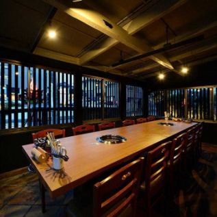 【完全個室10名様以上～14名様】店内奥にあるテーブル席は、お部屋の3面に大きな窓ガラスがあり、とっても開放的。14名様までご利用いただけます。10名様以上なら個室としてのご利用が可能。向かい合わせ一列でお使いいただけるので一体感のあるご宴会に◎どちら側の席も背後は広くなっているので移動も楽々。