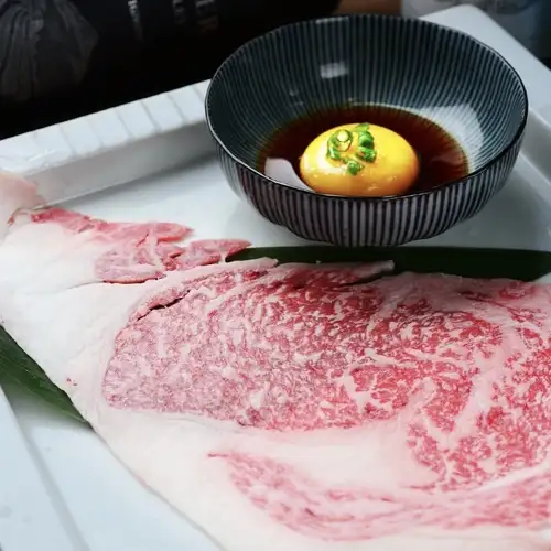 【烤肉蜂屋特制菜！】3秒极致里脊肉（整片1片：1,078日元 / 半片1/2片：748日元）