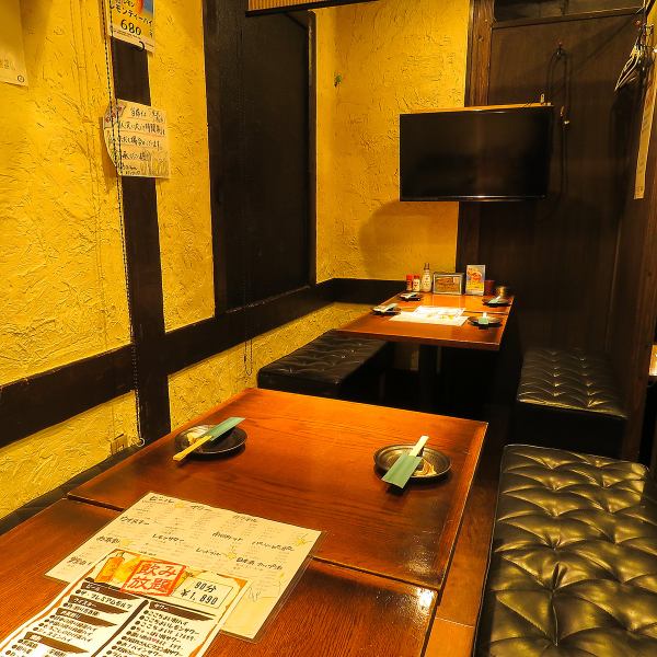 テーブル席をご用意しております。2名様～ご利用いただけるこの空間は、デートや家族との大切なひとときにぴったりです。和の落ち着いた雰囲気の中で心温まる時間をお過ごしください♪