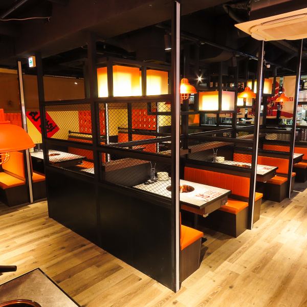本場中国を彷彿とさせる装飾で雰囲気バツグン！ゆったりと配置されたテーブル席は広くご利用いただけますので、サークルや会社の宴会にもぜひご利用ください。また、貸切宴会は最大80名様まで可能となっております。お気軽に店舗まで直接ご相談ください！