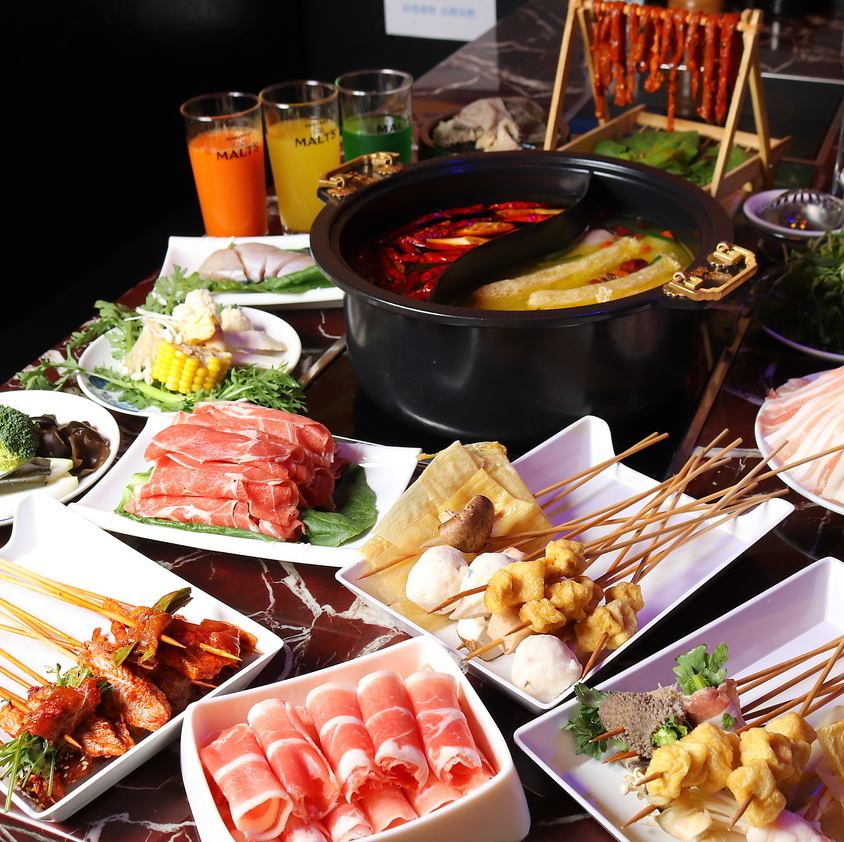 安心の新鮮食材を使用した二色火鍋◎ 赤は新陳代謝を促す辛さ！白はさっぱり美肌に！