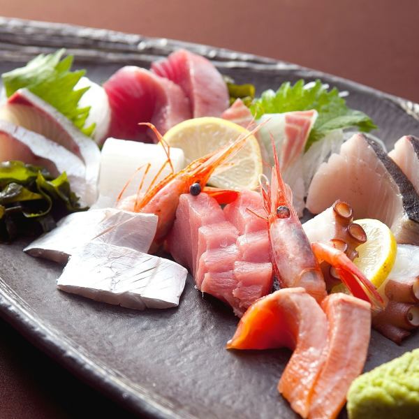 [Our store's top recommendation ☆] Assortment of 10 kinds of sashimi for 1,738 yen (tax included) / Goes well with alcohol ◎ Gorgeous gem with plenty of seasonal seafood♪