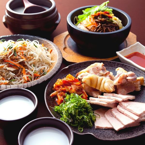 [約200種食物菜單♪]不僅有時令海鮮，而且還有A4或更高的日本黑牛肉和串炸肉排菜單！