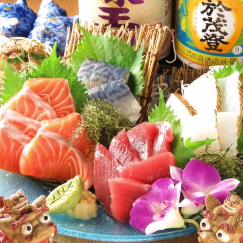Okinawan fresh fish sashimi with outstanding freshness! Chura salmon and squid sashimi are exquisite!