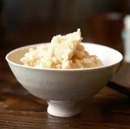 Dishes made with brown rice grown by the farmer owner.