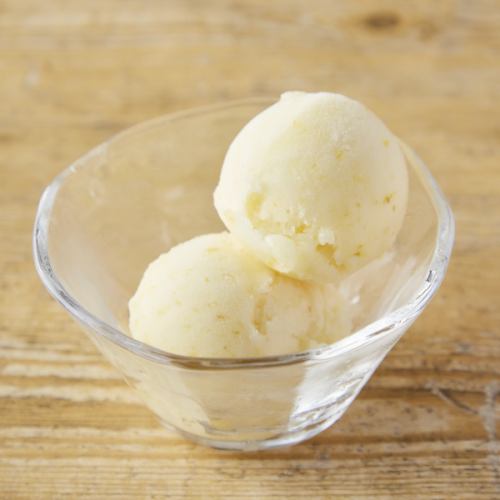 Uzumaki ice cream (black honey, soybean flour)