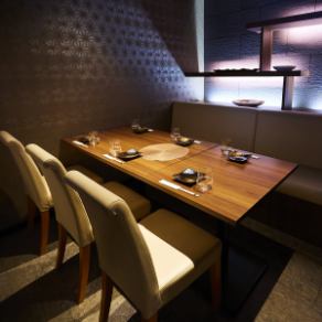 [Completely private room with door].We can accommodate up to 6 people.The seats are spacious, so we recommend using it for business meetings, dinners, and dates.The seats are table type.