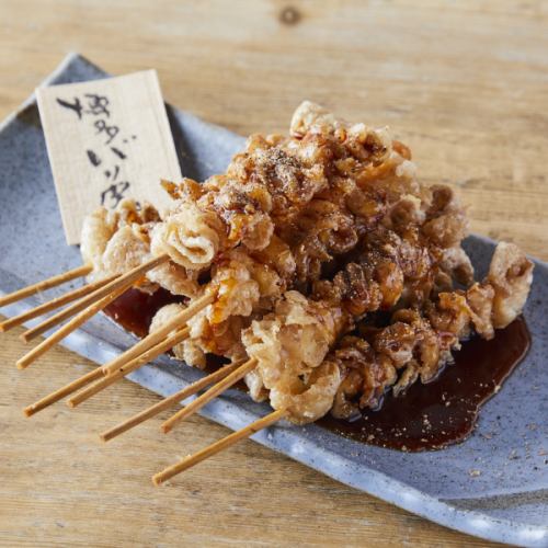 博多名物！クセになる旨さ「パリパリ鶏皮串」