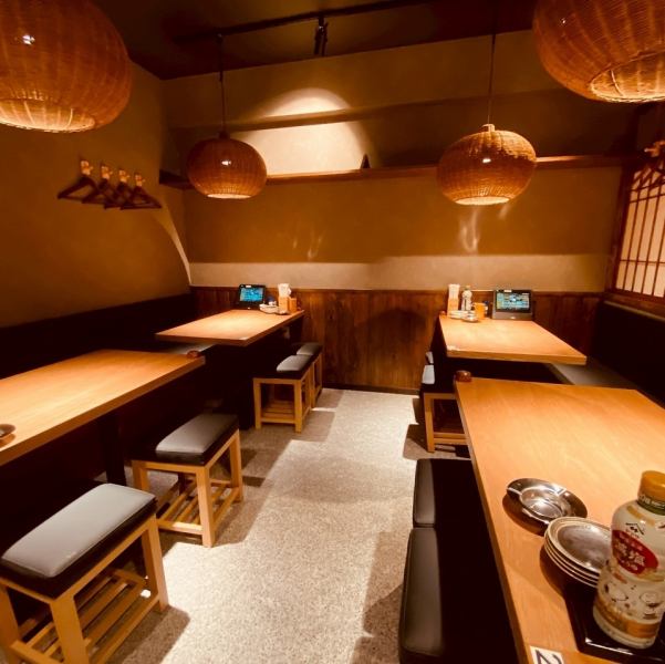 洗練された和の空間が広がり、シンプルでありながら温かみを感じるデザインがこだわりの一つ。木の質感が心地よく、テーブル席に座ると後ろに並ぶ多種多様なお酒が、選ぶ楽しみを与えてくれます♪ゆったりとした雰囲気の中で特別なひとときを味わえる場所。様々なシーンでご活用ください。