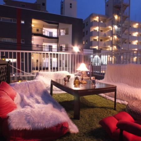屋上で夜風に吹かれながら、優雅な気分でのBBQビアガーデンを楽しめます!!