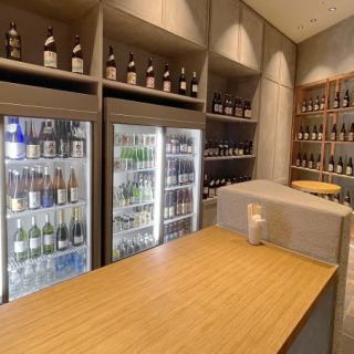 長テーブルで6名（狭くてもOKなら8名）様までご利用いただけます。酒屋直営の当店ならではのこだわりの日本酒をお楽しみください。