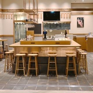 As you enter the restaurant, there is a U-shaped counter in the center surrounding the oden table, which can accommodate up to 15 people.You can just drop in by yourself and have a quick drink.