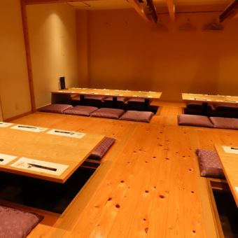 The entire venue can accommodate up to 50 people (only the raised area can accommodate 25-30 people).