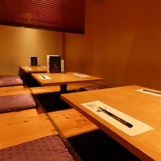 木のぬくもり溢れる落ち着いた雰囲気の店内は大人達の寛ぎの空間