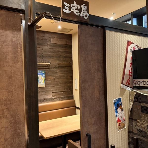 中目黒で落ち着いて過ごしたい方に選ばれる半個室空間。周囲を気にせず会話を楽しめる空間で、デートや少人数での食事にも最適です。程よい距離感と居心地の良さを大切にした店内は、ゆったりとした時間を過ごしたい夜におすすめです。【個室を2部屋ご用意】