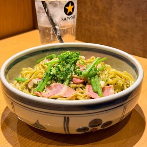 八丈島名産の明日葉、島唐辛子を使用した八丈島焼きそば