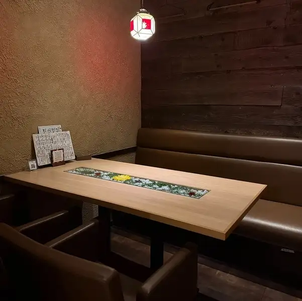 中目黒駅徒歩1分の当店は、デートや友人との食事、仕事帰りの一杯まで幅広く使える中目黒の一軒。半個室も2部屋ご準備した店内は、賑やかすぎず静かすぎない雰囲気が魅力です。大切な時間を邪魔しない空間づくりで、自然と会話が弾みます。駅近の当店は仕事帰りのサラリーマンやOLさん、お買い物帰りの方にもおすすめです♪