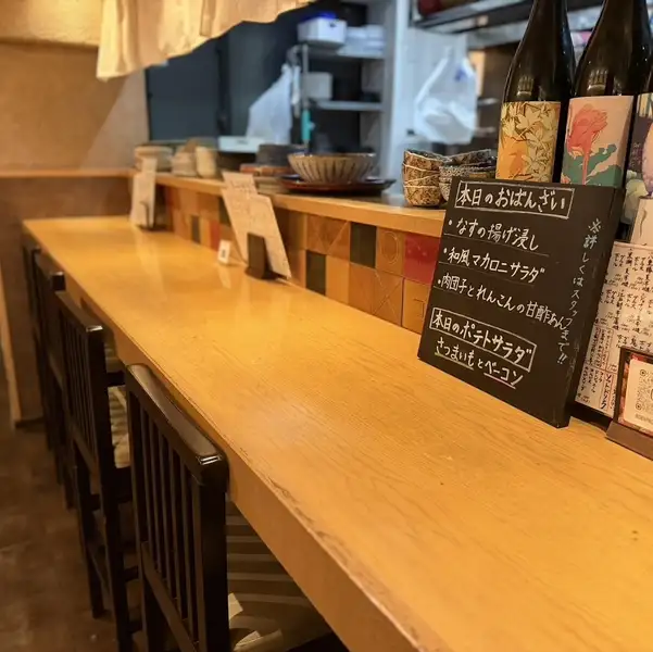 「外したくない中目黒飲み」に応える店内。お一人様でも楽しめるカウンターをご用意。初めての利用でも安心感があります。日常使いから特別な日まで対応できる空間で、落ち着いた大人の時間を提供します。【個室を2部屋ご用意】仕切りを取ることもできるので、大人数で周りを気にせず個室宴会もできます♪