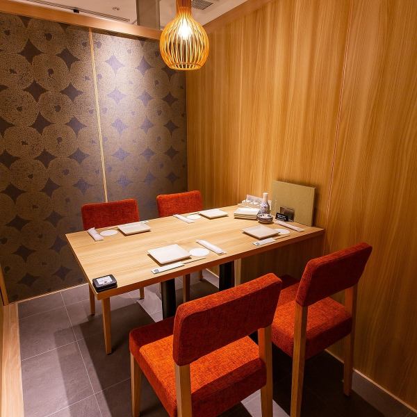 We also have private rooms for small groups of 2 to 4 people.It is a private space with a relaxed atmosphere, making it a great place for entertaining clients in Marunouchi, meetings, or drinking parties with friends.Come enjoy our signature original Kyoto-style cuisine, including tempura and clay pot dishes, at Jibundoki, a top-class izakaya restaurant with all private rooms.