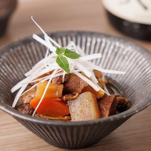 日本酒にぴったりの小料理「とろとろ牛すじ煮込み」