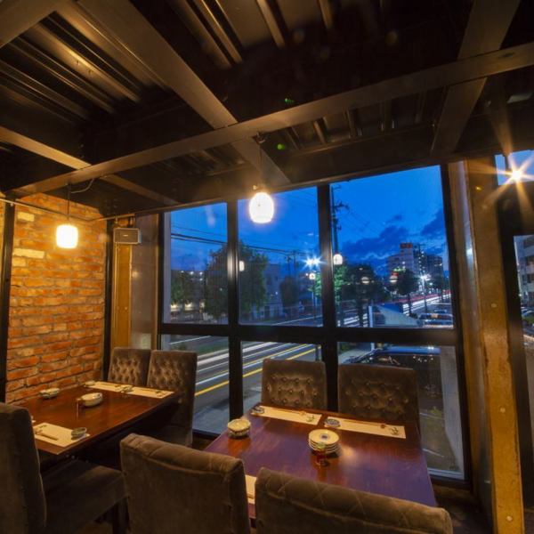 ロフトに繋がる階段手前のテーブル席。店内を一番見渡せるお席です。ご友人とのちょっとしたお食事など丸いテーブルを囲んで盛り上がってくださいタバコが吸えるお店です♪スポーツ観戦にピッタリです!