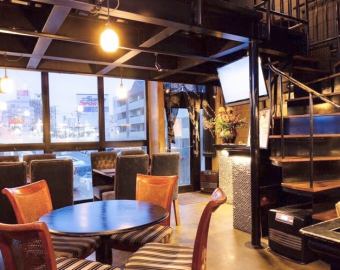 円卓もございます！ご友人とのちょっとしたお食事など丸いテーブルを囲んで盛り上がってください！