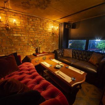 こだわりの家具・インテリアに囲まれたおしゃれ席！10名様程度のちょっとしたパーティーなどに特におすすめです♪