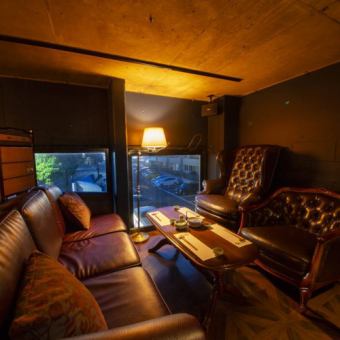 人気のロフト席はもちろん健在。お話に花が咲くソファーもご用意しております。こちらのお席は、接待や商談にもご利用頂いている他、デート・記念日のご利用にもどうぞ。お席のご希望がある場合は、事前にスタッフまでお気軽にお問い合わせ下さい。