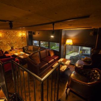 人気のロフト席はもちろん健在。お話に花が咲くソファーもご用意しております。こちらのお席は、接待や商談にもご利用頂いている他、デート・記念日のご利用にもどうぞ。お席のご希望がある場合は、事前にスタッフまでお気軽にお問い合わせ下さい。