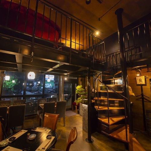 【メインフロア】店内の雰囲気も見渡せる丸テーブル席!