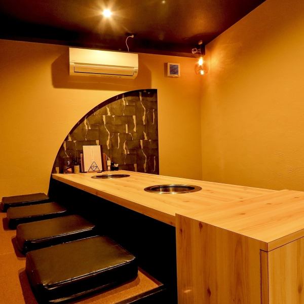 【個室席を多数完備◎ゆったりと極上のお肉をご堪能ください】特別な時間を過ごしたいならゆったり過ごせる掘りごたつ個室席がおすすめです。静かな空間で友人や大切な人との会話を楽しみながら心ゆくまでお食事を堪能できます。周囲を気にせずリラックスした雰囲気で、特別なイベント事にも最適です。