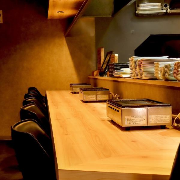 【カウンター席・テーブル席などをご用意しております◎】当店ではカウンター席やテーブル席などがございます。広々とした清潔感のある店内で、リラックスしながらお食事をお楽しみいただけます。居心地の良さを追求した空間が、友人や家族との大切な時間をより特別なものにします。安心してお越しください。