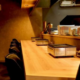 【カウンター席ございます！お一人様からお気軽に】お一人様やデートなど、少人数でのご利用に最適なカウンター席をご用意しております。ゆったりとした感覚で設計されており、隣を気にせず自分のペースでお食事を楽しめます。落ち着きのある雰囲気が魅力で、お酒を片手にくつろぎながら焼肉を堪能したい方におすすめです。