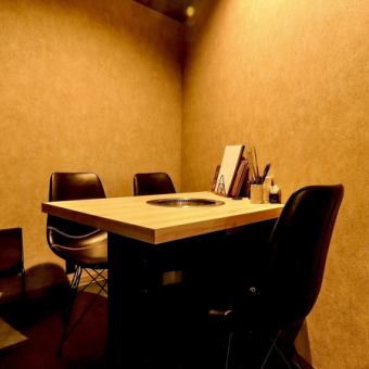 【3名様まで座れるテーブル席あり◎ちょっとした集まりに最適です】少人数でのお集まりにぴったりな、3名様までご利用いただけるテーブル席です。お食事を囲みながらゆったりと語らうのにちょうどいい距離感で、会話も弾みます◎気の合うご友人やご家族とのひとときに、心地よくお過ごしいただける空間をご提供いたします。