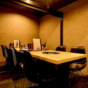 【4名様用のテーブル席をご用意！広々としたテーブル席です◎】ご友人とのお集まりやご家族とのお食事利用に適した、4名様まで座れるテーブル席をご用意しております。広々としたテーブルには、それぞれお席ごとに焼き網が設置されており、ご自身のペースで焼肉をお楽しみいただけます。各種お集まりにぜひご利用ください。