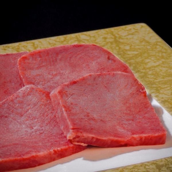 【入手困難な黒タン塩】こだわり抜いた牛タンは柔らかさとジューシーさを兼ね揃える美味。1680円(税込)~