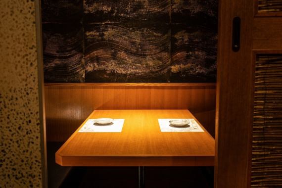 [Private room for small groups] We offer a calm and private space.Recommended for small groups, such as for dates or after work.It is a completely private room with a door, so you can enjoy your meal without worrying about the people around you.There are six seats here.